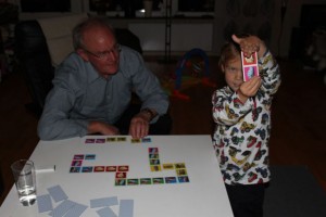 Morfar och Edvin spelar Blixten-spelet
